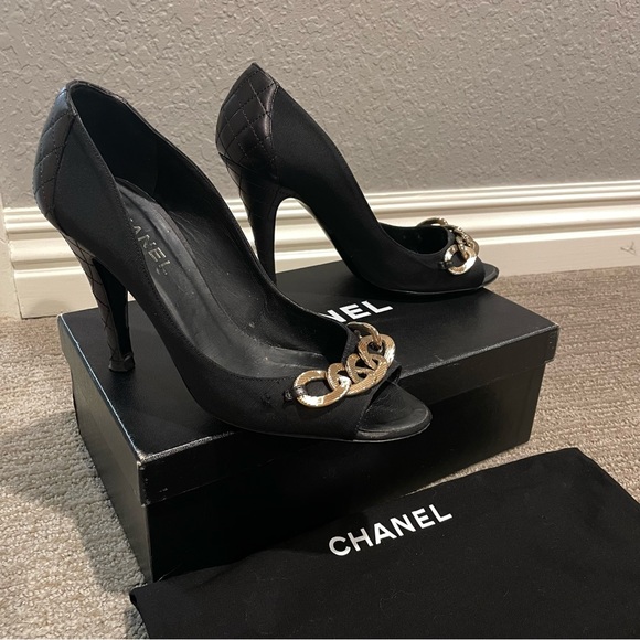Chanel CC Logo Chain Black Quilted Leather Heels - Picture 3 of 10
